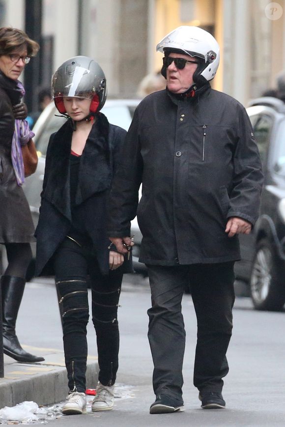 Gérard Depardieu et sa petite-fille Louise, la fille de Guillaume Depardieu, se promènent dans les rues de Paris en scooter. Le 19 décembre 2015. Crédit Bestimage