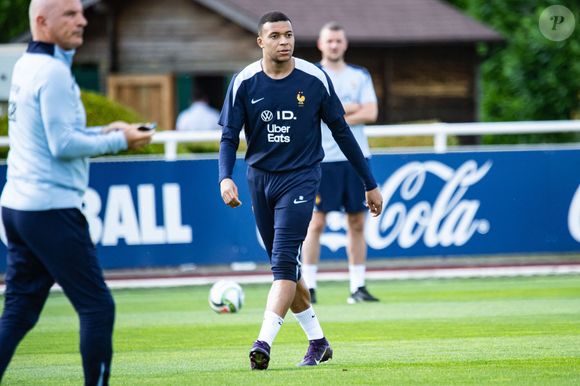 Kylian Mbappé lors de l'entraînement des joueurs de l'équipe de France de football au centre de formation et centre National du Football de Clairefontaine-en-Yvelines, France, le 2 juin 2025. © Baptiste Autissier/Psnewz/Bestimage