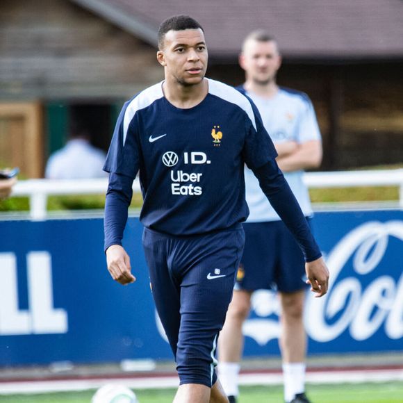 Kylian Mbappé lors de l'entraînement des joueurs de l'équipe de France de football au centre de formation et centre National du Football de Clairefontaine-en-Yvelines, France, le 2 juin 2025. © Baptiste Autissier/Psnewz/Bestimage
