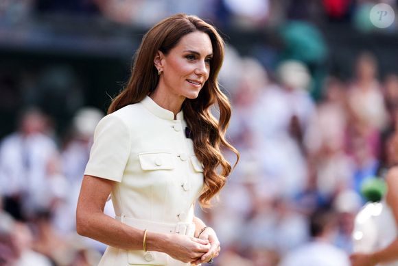 La princesse de Galles avant de remettre le Venus Rosewater Dish à Iga Swiatek après la finale du simple dames, le treizième jour des championnats de Wimbledon 2025, au All England Lawn Tennis and Croquet Club, Londres, Royaume-Uni, le 12 juillet 2025. Photo de John Walton/PA Wire/ABACAPRESS.COM
