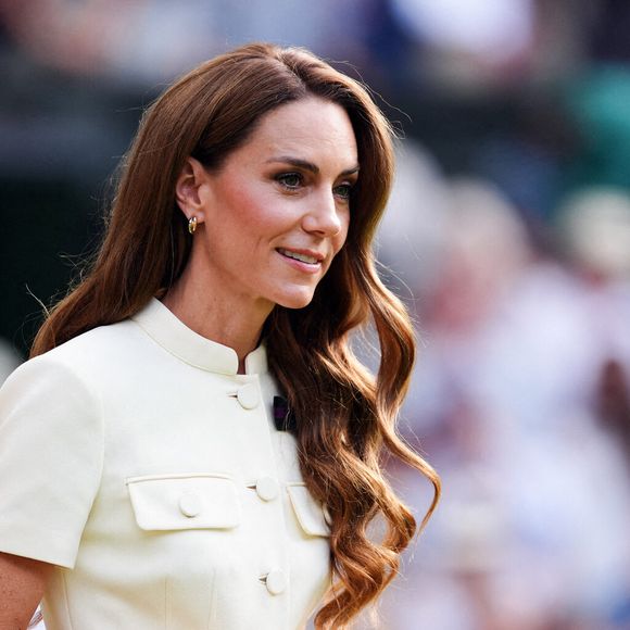 La princesse de Galles avant de remettre le Venus Rosewater Dish à Iga Swiatek après la finale du simple dames, le treizième jour des championnats de Wimbledon 2025, au All England Lawn Tennis and Croquet Club, Londres, Royaume-Uni, le 12 juillet 2025. Photo de John Walton/PA Wire/ABACAPRESS.COM