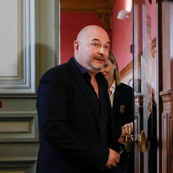 "Tout s’est arrêté en un claquement de doigts. C’est un tsunami dans une vie [ému]... Je suis vraiment passé par une phase très dure. Mais mon émission sur Europe 2 est la meilleure thérapie du monde.”

Suspendu de l'antenne après une enquête pour viol, Sébastien Cauet réclame en justice son retour sur NRJ au tribunal de commerce de Paris, France, le 18 mars 2024. L'animateur de radio a assigné la station en justice pour exiger son retour sur les ondes. L'animateur, suspendu depuis novembre dernier de l'antenne de NRJ, fait désormais l'objet d'au moins 5 plaintes pour viol ou agression sexuelle. © Christiophe Clovis/Bestimage