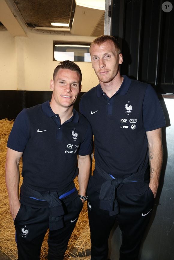 C’est un “choix volontaire” de la part de Jérémy Mathieu, dont la photo a fait le tour des réseaux sociaux
Kevin Gameiro et Jeremy Mathieu visitant les écuries de l'hippodrome de Vincennes, à Vincennes, France, le 27 mai 2016. Photo par Jerome Domine/ABACAPRESS.COM