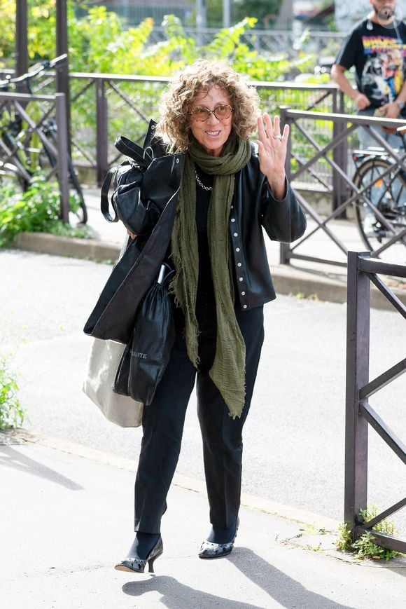 Mireille Dumas arrive à l'enregistrement de l'émission "Vivement dimanche" à Paris, le 9 septembre 2025. © Jonathan Jacob/Bestimage
