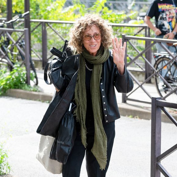 Mireille Dumas arrive à l'enregistrement de l'émission "Vivement dimanche" à Paris, le 9 septembre 2025. © Jonathan Jacob/Bestimage