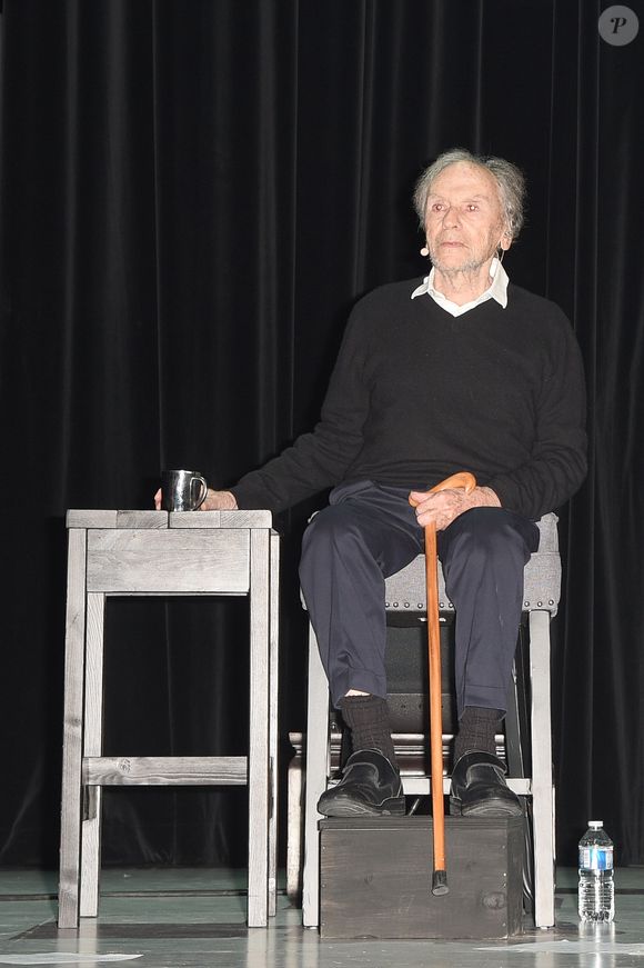 Exclusif - Jean-Louis Trintignant - Jean-Louis Trintignant célèbre ses 88 ans sur la scène du théâtre de la Porte Saint-Martin ou il lit des poèmes de Prévert, Vian, Leprest ou encore Apollinaire à Paris le 11 décembre 2018. © Coadic Guirec/Bestimage