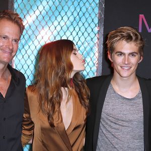 Au-delà des épreuves, le clan Gerber s'est toujours distingué par sa solidarité exemplaire.

Rande Gerber, sa femme Cindy Crawford et leurs enfants Kaia et Presley - Soirée Maybelline lors de la fashion week à New York, le 8 septembre 2016. 

© Charles Guerin/Bestimage