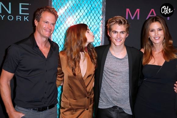 Au-delà des épreuves, le clan Gerber s'est toujours distingué par sa solidarité exemplaire.

Rande Gerber, sa femme Cindy Crawford et leurs enfants Kaia et Presley - Soirée Maybelline lors de la fashion week à New York, le 8 septembre 2016. 

© Charles Guerin/Bestimage
