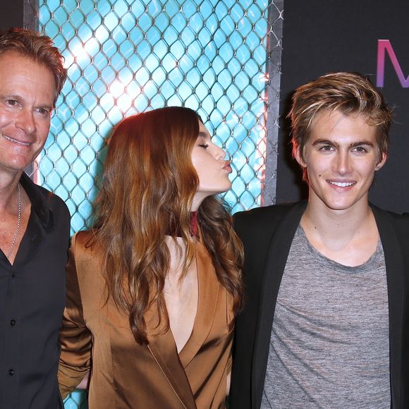 Au-delà des épreuves, le clan Gerber s'est toujours distingué par sa solidarité exemplaire.

Rande Gerber, sa femme Cindy Crawford et leurs enfants Kaia et Presley - Soirée Maybelline lors de la fashion week à New York, le 8 septembre 2016. 

© Charles Guerin/Bestimage