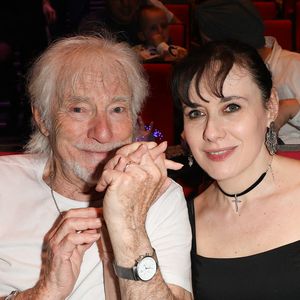 Hugues Aufray avec sa femme Muriel Mégevand lors du concert de Chantal Goya "Sur la route enchantée" au Palais des Congrès à Paris le 18 mai 2024.
© Coadic Guirec/Bestimage