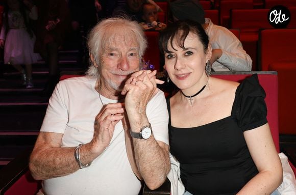 Hugues Aufray avec sa femme Muriel Mégevand lors du concert de Chantal Goya "Sur la route enchantée" au Palais des Congrès à Paris le 18 mai 2024.

© Coadic Guirec/Bestimage