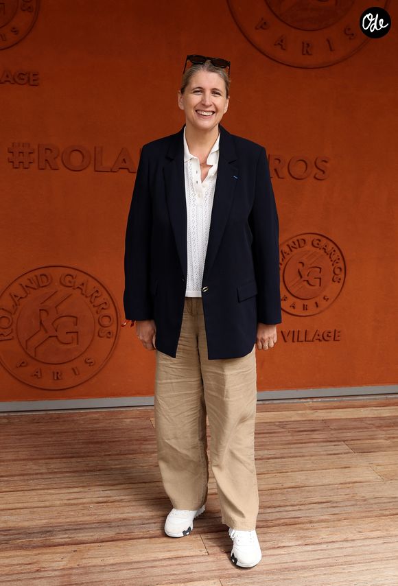 Ce havre de paix et ses rituels simples lui permettent de se ressourcer pleinement pour garder son équilibre.

Stéphanie Le Quellec au village lors des Internationaux de France de Tennis de Roland Garros 2026. Paris, le 3 juin 2026.
© Jacovides-Moreau / Bestimage