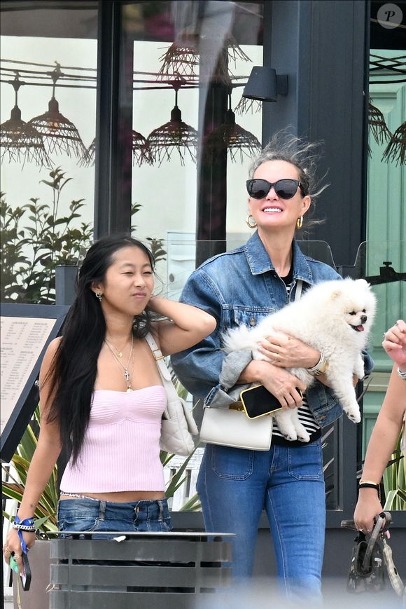 Exclusif - Laeticia Hallyday et ses filles Jade et Joy (qui résident depuis quelques jours dans la propriété familiale du Cap-d'Ail) arrivent à Marseillan pour déjeuner avec Elyette Boudou "Mamie Rock" (qui fêtera ses 89 ans le 5 juillet prochain), accompagné de son père André Boudou et sa fille Alcéa (demi soeur de Laeticia). Toute la famille est allée déjeuner à la crêperie "La Maison de Camille" à Marseillan, France, le 2 juillet 2024. © Agence / Bestimage