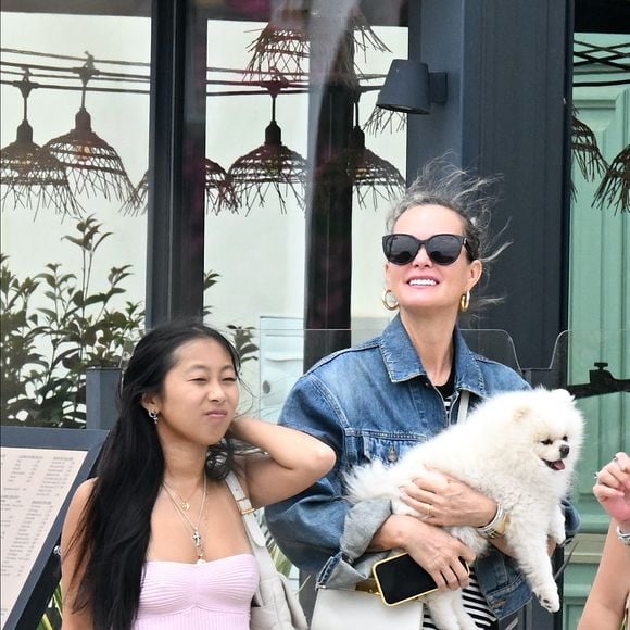 Exclusif - Laeticia Hallyday et ses filles Jade et Joy (qui résident depuis quelques jours dans la propriété familiale du Cap-d'Ail) arrivent à Marseillan pour déjeuner avec Elyette Boudou "Mamie Rock" (qui fêtera ses 89 ans le 5 juillet prochain), accompagné de son père André Boudou et sa fille Alcéa (demi soeur de Laeticia). Toute la famille est allée déjeuner à la crêperie "La Maison de Camille" à Marseillan, France, le 2 juillet 2024. © Agence / Bestimage