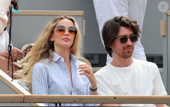 Cassandra Forêt et un ami dans les tribunes lors des Internationaux de France de Tennis de Roland Garros, le 1er juin 2025.

Photo : Dominique Jacovides / Bestimage