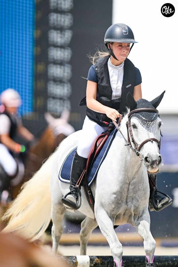 Giulia Sarkozy sur Valentine Du Delta au Prix Kids Cup Decathlon de la 12ème édition Longines Paris Eiffel Jumping au pied de la Tour Eiffel sur le Champ-de-Mars à Paris, France, le 20 juin 2026. © Perusseau-Veeren/Bestimage