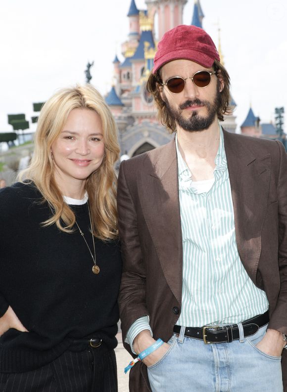 Alors que l'animateur rappelait l'importance du Mois Sans Tabac, en partenariat avec l’Assurance Maladie et Santé Publique France, il a remarqué un petit appareil devant l'actrice de 48 ans

Exclusif - Virginie Efira et son compagnon Niels Schneider au lancement du Disney Music Festival à Disneyland Paris le 26 avril 2025. © Coadic Guirec / Bestimage