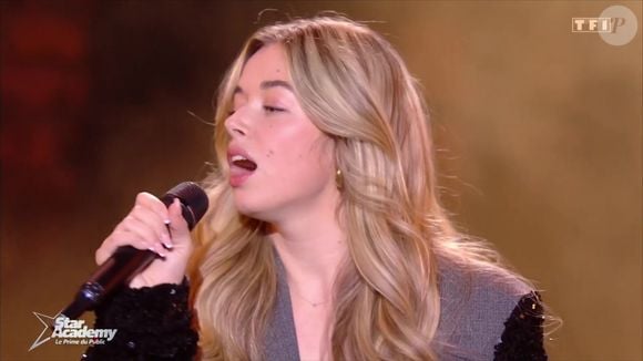 Souhaitant remercier ses fans pour leur soutien, elle ajoute : "Merci pour vos applaudissements et votre amour. Je n'étais pas sur scène mais je n'étais pas loin, merci ça m'a fait chaud au cœur".

Emma lors du prime de la "Star Academy 2024" du 21 décembre, sur TF1