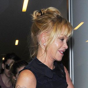 Melanie Griffith prend l'avion à Los Angeles en famille le 18 septembre 2014. Photo par Bestimage