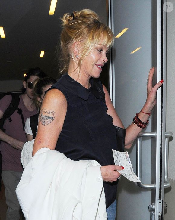 Melanie Griffith prend l'avion à Los Angeles en famille le 18 septembre 2014. Photo par Bestimage