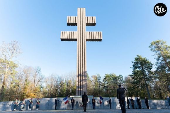 Le président Emmanuel Macron - L'unité de démonstration de voltige de l'armée de l'air française « Patrouille de France » (PAF) survole le mémorial dédié au défunt président français et héros de la Seconde Guerre mondiale, Charles de Gaulle. En présence du président français Emmanuel Macron lors d'une cérémonie dans le village de Colombey-les-Deux-Églises le 9 novembre 2020.

© Jacques Witt/Pool/Bestimage