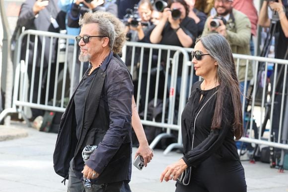 Comme l'ont notifié les équipes de "Voici", l'épouse de Florent Pagny, Azucena, était aussi à ses côtés. Selon leurs informations, leur fils Inca, féru de street art, devrait prochainement y donner des cours. Florent Pagny et sa femme Azucena Caamaño - Arrivées aux obsèques de Thierry Ardisson en l’église Saint-Roch de Paris, France, le 17 juillet 2025. © Clovis-Jacovides/Bestimage