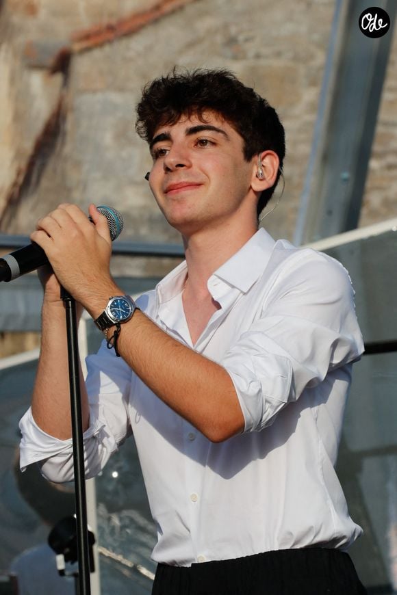 Exclusif - Léon Hesby, le fils de Patrick Bruel, se produit pour la première fois sur scène en France, au festival des Sables-d'Olonne, le 26 juin 2026. En première partie de Marine Delplace, gagnante de la Star Academy (S12), le jeune musicien de 20 ans a chanté un titre en anglais, remportant un franc succès, sous le regard de sa mère, Amanda Sthers. © Noël Carrier / Bestimage