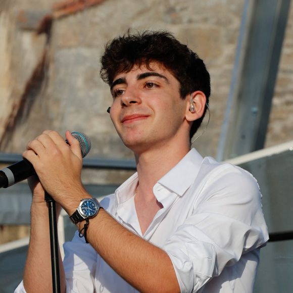 Exclusif - Léon Hesby, le fils de Patrick Bruel, se produit pour la première fois sur scène en France, au festival des Sables-d'Olonne, le 26 juin 2026. En première partie de Marine Delplace, gagnante de la Star Academy (S12), le jeune musicien de 20 ans a chanté un titre en anglais, remportant un franc succès, sous le regard de sa mère, Amanda Sthers. © Noël Carrier / Bestimage