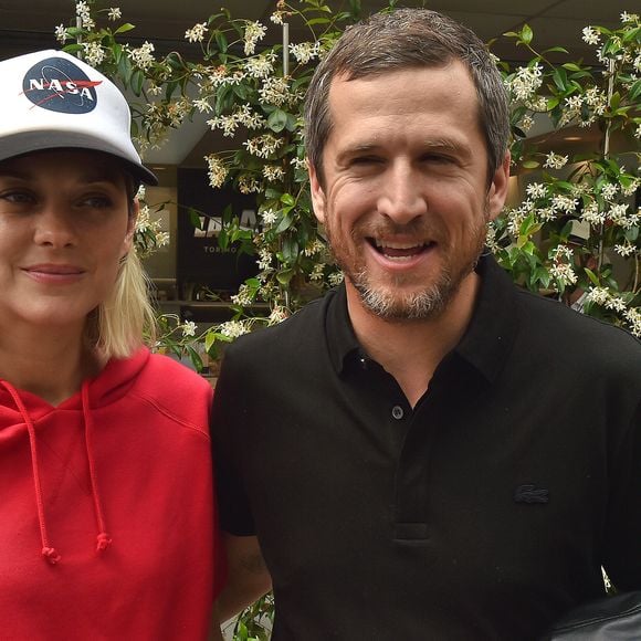 Guillaume Canet et sa compagne Marion Cotillard au village lors des internationaux de France à Roland Garros le 10 juin 2018.
© Veeren / Bestimage