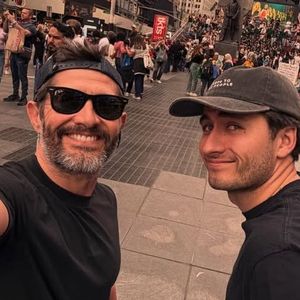 En légende d'un cliché complice en plein cœur de Manhattan, l'ancien défenseur des Bleus n'a pas caché son émotion : "9 ans maintenant que tu traces ton chemin dans cette ville avec réussite, passion et ténacité. Fier."