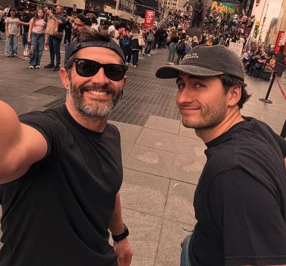 En légende d'un cliché complice en plein cœur de Manhattan, l'ancien défenseur des Bleus n'a pas caché son émotion : "9 ans maintenant que tu traces ton chemin dans cette ville avec réussite, passion et ténacité. Fier."
