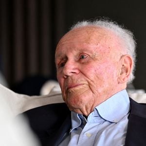 Exclusif - Philippe Bouvard, journaliste français, écrivain, homme de radio et de télévision, à son domicile, en interview télé avec le journaliste producteur Cyril Viguier à Cannes, le 27 février 2025. 
Ces derniers secrets, il se confie a Cyril Viguier dans une emission diffusée dans le monde entier.

﻿A 95 ans, Philippe Bouvard a décidé de raccrocher et de prendre sa retraite !
Avant d’interrompre définitivement ses activités, l’animateur des « Grosses têtes », auteur de 69 livres et qui réside à maintenant à Cannes, raconte ses souvenirs à Cyril Viguier, au cours d’un Talk qui sera diffusée le 3 et 6 mai première émission et le 10 et 13 mai deuxième émission  sur TV5 Monde et sur RTL, une radio dont il fut, durant plusieurs décennies, l’animateur fétiche.

De René Cotty au Général de Gaulle, de Mitterrand à Sarkozy en passant par Giscard, qu’il soupçonne de « lui avoir coller un contrôle fiscal ! », Bouvard dévoile ses derniers secrets et raconte ses rencontres savoureuses avec tous les Présidents.

D’une République à l’autre, il raconte aussi à Cyril Viguier ses anecdotes drôles et inédites, souvent caustiques, parfois rugueuses, avec les grandes Icônes Françaises: Bardot, Delon, Aznavour etc…

© Bruno Bebert/Bestimage