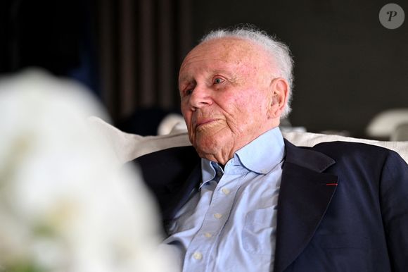 Exclusif - Philippe Bouvard, journaliste français, écrivain, homme de radio et de télévision, à son domicile, en interview télé avec le journaliste producteur Cyril Viguier à Cannes, le 27 février 2025. 
Ces derniers secrets, il se confie a Cyril Viguier dans une emission diffusée dans le monde entier.

﻿A 95 ans, Philippe Bouvard a décidé de raccrocher et de prendre sa retraite !
Avant d’interrompre définitivement ses activités, l’animateur des « Grosses têtes », auteur de 69 livres et qui réside à maintenant à Cannes, raconte ses souvenirs à Cyril Viguier, au cours d’un Talk qui sera diffusée le 3 et 6 mai première émission et le 10 et 13 mai deuxième émission  sur TV5 Monde et sur RTL, une radio dont il fut, durant plusieurs décennies, l’animateur fétiche.

De René Cotty au Général de Gaulle, de Mitterrand à Sarkozy en passant par Giscard, qu’il soupçonne de « lui avoir coller un contrôle fiscal ! », Bouvard dévoile ses derniers secrets et raconte ses rencontres savoureuses avec tous les Présidents.

D’une République à l’autre, il raconte aussi à Cyril Viguier ses anecdotes drôles et inédites, souvent caustiques, parfois rugueuses, avec les grandes Icônes Françaises: Bardot, Delon, Aznavour etc…

© Bruno Bebert/Bestimage