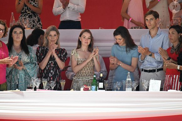 Après avoir donné des nouvelles plutôt rassurantes de l'état de son père, assurant aux journalistes qu'il était en "assez bonne santé"
.

La princesse Caroline de Hanovre, sa fille Charlotte Casiraghi, son fils, né de son union avec Gad Elmaleh, Raphael, la princesse Alexandra de Hanovre, son fiancé Ben-Sylvester Strautmann, Melanie de Massy et Diane Fissore, la présidente du jumping et de la Fédération monégasque d’équitation, ont assisté à la 2eme journée du Jumping International de Monte-Carlo, le 4 juillet 2024. La compétition se déroule sur le port Hercule à Monaco, du 3 juillet au 5 juillet. La princesse Caroline, sa fille Charlotte et Diane Fissore, ont remis le 1er prix de la Longines Pro-Am Cup au profit de l'AMADE et recupéré un chèque de 20000 Euros pour l'associarion fondée en 1963 par la princesse Grace de Monaco en faveur de la protection et de l’épanouissement des enfants. C'es le binôme composé de Giacomo Paneraj (MON) et Felipe Coutinho Mendonca Nagata (BRE), pour la Team Paneraj & Partner Estate qui ont pris la première place. © Bruno Bebert/Bestimage