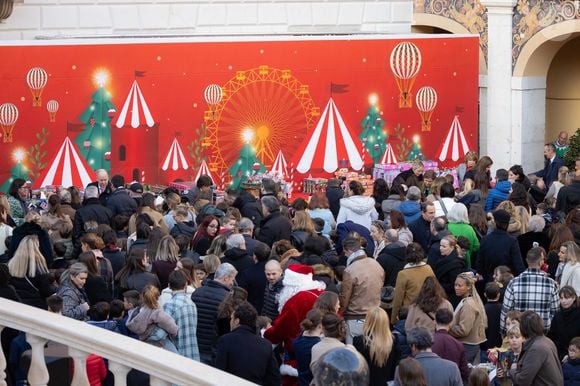 La famille princière de Monaco offre les traditionnels cadeaux de Noël aux enfants monégasques dans la Cour du Palais Princier, le 18 décembre 2024. 
© Olivier Huitel / Pool Monaco / Bestimage