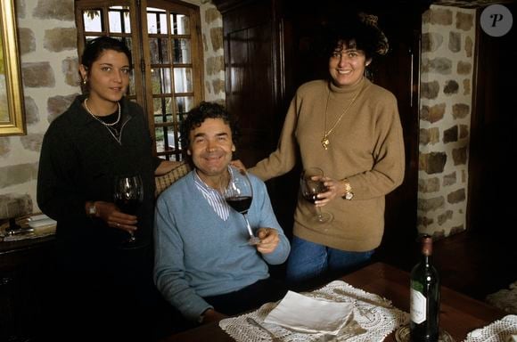 À l'extérieur de sa maison, une piscine et une extension qu'il a réalisée pour faire une surprise à sa femme alors qu'elle était partie faire un tour du monde de quinze mois.

Archives -  En France, à Nangis, portrait de Pierre Perret chez lui, avec sa fille Julie et sa femme Rebecca en novembre 1987 Michel Croizard via Bestimage