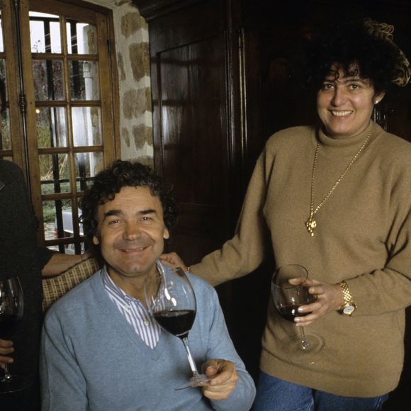 À l'extérieur de sa maison, une piscine et une extension qu'il a réalisée pour faire une surprise à sa femme alors qu'elle était partie faire un tour du monde de quinze mois.

Archives -  En France, à Nangis, portrait de Pierre Perret chez lui, avec sa fille Julie et sa femme Rebecca en novembre 1987 Michel Croizard via Bestimage