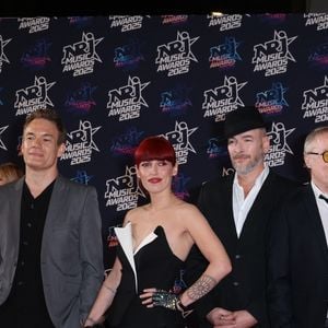 Jennifer Ayache avec son groupe Superbus au photocall de la 27ème édition des NRJ Music Awards au palais des Festivals de Cannes, France, le 31 octobre 2025. © Dominique Jacovides/Bestimage