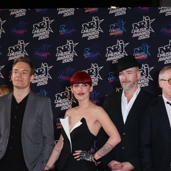 Jennifer Ayache avec son groupe Superbus au photocall de la 27ème édition des NRJ Music Awards au palais des Festivals de Cannes, France, le 31 octobre 2025. © Dominique Jacovides/Bestimage