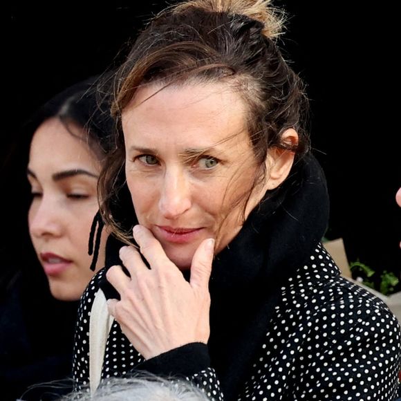 Camille Cottin est en deuil.

Camille Cottin aux obsèques de sa belle-mère Juliette Cottin en présence de Camille Chamoux au funérarium du Père Lachaise, à Paris.

Photo : Jacovides-Moreau / Bestimage