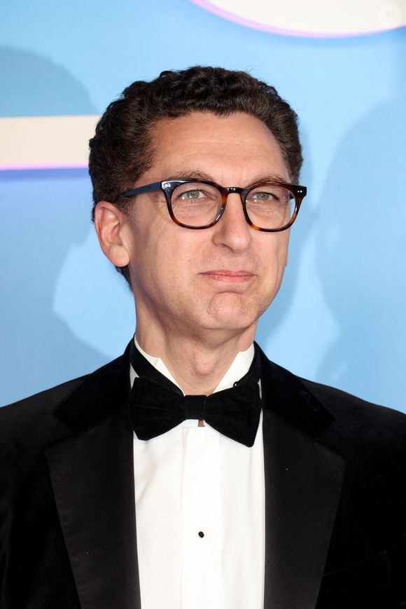 Il s'agit de Maxime Saada, président du directoire de Canal+ depuis 2018.

Maxime Saada au photocall de la 49ème édition de la cérémonie des César à l'Olympia à Paris, le 23 février 2024

Photo : Dominique Jacovides / Olivier Borde / Bestimage
