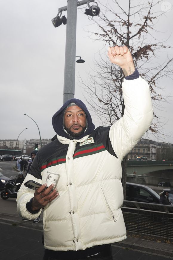 Ce placement en garde à vue intervient alors que Booba est régulièrement impliqué dans des conflits médiatiques.

Booba dans un rassemblement, à Paris, France, 1er décembre 2023. 

© Jack Tribeca/bestimage