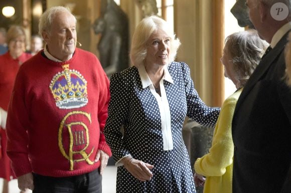 La reine Camilla (Camilla Parker Bowles, reine consort d'Angleterre) avec Gyles Brandreth (à gauche) lors d'une réception pour des personnalités littéraires pendant le Queen's Reading Room Festival à Chatsworth House, à Bakewell, dans le Derbyshire. Date de la photo : vendredi 19 septembre 2025.