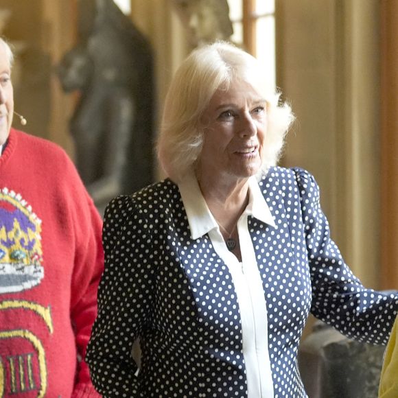 La reine Camilla (Camilla Parker Bowles, reine consort d'Angleterre) avec Gyles Brandreth (à gauche) lors d'une réception pour des personnalités littéraires pendant le Queen's Reading Room Festival à Chatsworth House, à Bakewell, dans le Derbyshire. Date de la photo : vendredi 19 septembre 2025.