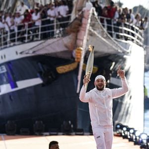 Le rappeur Jul lors de la cérémonie d'arrivée de la flamme olympique au Vieux-Port de Marseille, France, le 8 mai 2024. © William Cannarella/Panoramic/Bestimage