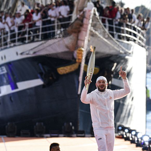 Le rappeur Jul lors de la cérémonie d'arrivée de la flamme olympique au Vieux-Port de Marseille, France, le 8 mai 2024. © William Cannarella/Panoramic/Bestimage