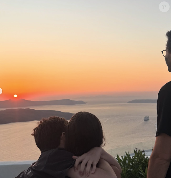 Carole Tolila ne cache qu'il a été compliqué pour elle de faire cet aveu, d'autant plus que tout son entourage n'était pas encore au courant. "Je tiens à m’excuser auprès de ma famille et amis qui, pour certains, vont apprendre tout ça comme ça".

Thomas Isle et Carole Tolila pendant leurs vacances avec leurs enfants.
