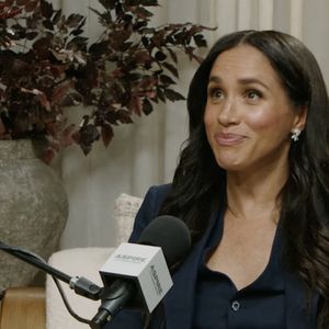 En légende de sa vidéo Instagram, Meghan a écrit : "La saison 2 vous fera réagir comme ça", avec un emoji hilare pour montrer qu'elle n'a pas mal pris la remarque amusée de son invité.

Meghan Markle, duchesse de Sussex, répond aux questions d'Emma Grede dans son émission "Aspire with Emma Grede", le 17 juin 2025 @JLPPA / Bestimage