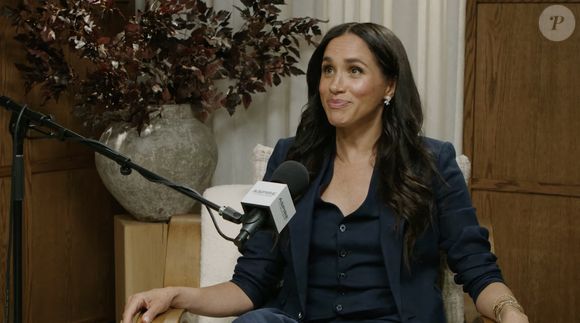 En légende de sa vidéo Instagram, Meghan a écrit : "La saison 2 vous fera réagir comme ça", avec un emoji hilare pour montrer qu'elle n'a pas mal pris la remarque amusée de son invité.

Meghan Markle, duchesse de Sussex, répond aux questions d'Emma Grede dans son émission "Aspire with Emma Grede", le 17 juin 2025 @JLPPA / Bestimage