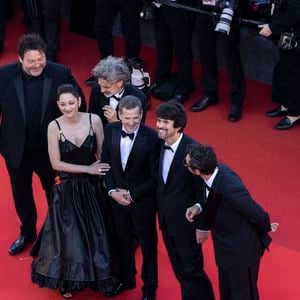 Denis Ménochet, Marion Cotillard, Leonardo Sbaraglia, Guillaume Canet, Simon Jacquet et Yodelice (Maxim Nucci) - Montée des marches du film " Karma " lors du 79ème Festival International du Film de Cannes, le 15 mai 2026. © Camilla Canalini / Bestimage